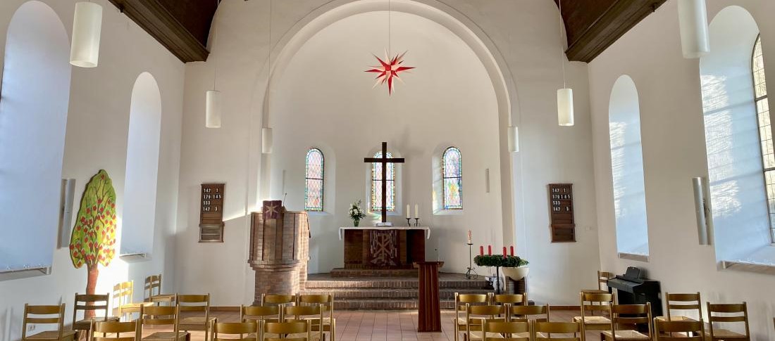 Kirchraum im Advent